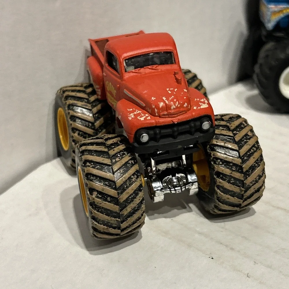 Red Grave‎ Digger Monster Jam Hot Wheels Truck 1/64 Diecast Metal B3